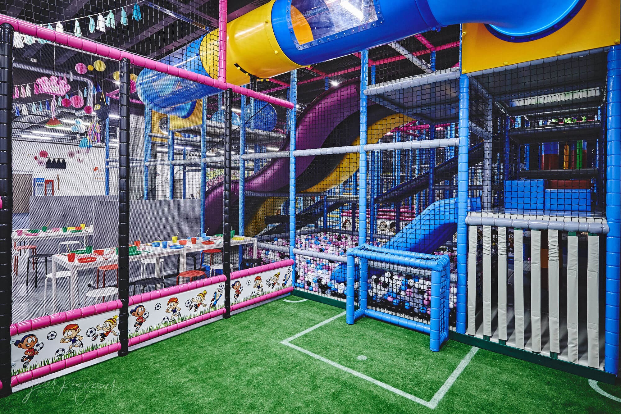 Kolorowe konstrukcje i zjeżdżalnie w sali zabaw 4KIDS w Tychach
